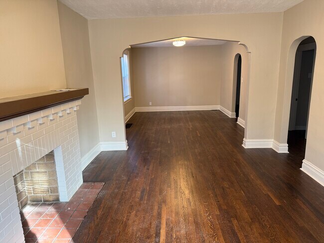Sala de estar al comedor - 7119 Amherst Ave