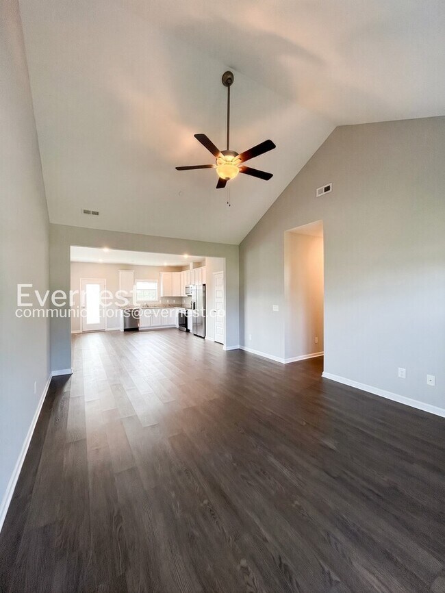 Building Photo - Limited Time Special Offer / 4 Bed, 2 Bath Home with and Garage / Pet-Friendly / Vouchers Accepte...