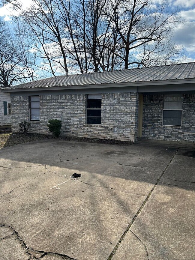 Building Photo - 1100 S Hartford Ave