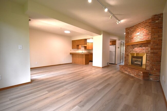 Building Photo - New paint and flooring! Spacious and inviting 3-bedroom, 2.5-bath condo.