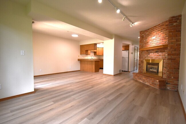 Foto del edificio - New paint and flooring! Spacious and inviting 3-bedroom, 2.5-bath condo.