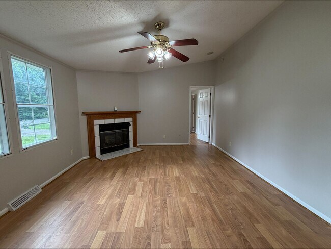 Foto del edificio - 3 Bed/2 Bath Home on large lot
