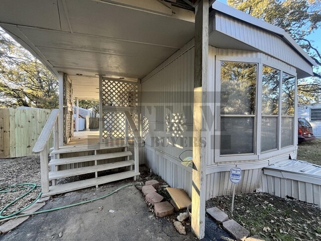 Building Photo - Spacious 2-bedroom, 1-bathroom home!