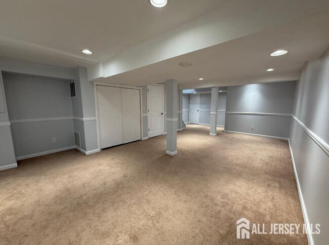 Foto del edificio - 121 Dunham Ave