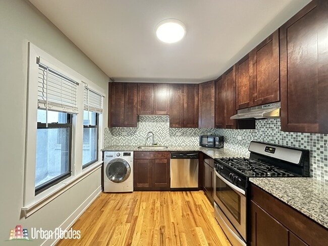 Building Photo - 811 Elm St