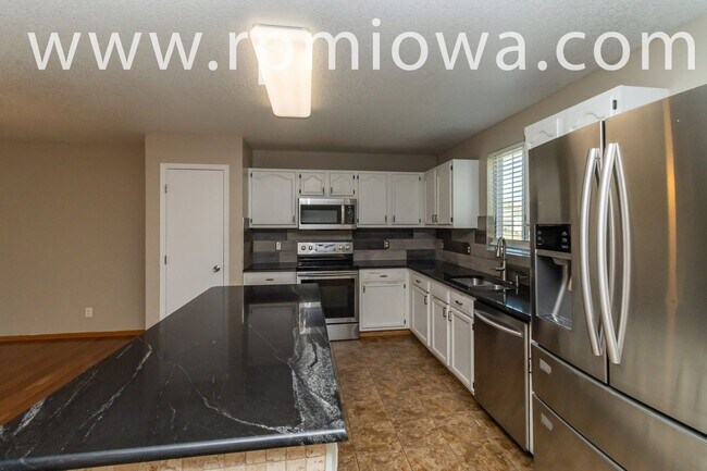 Building Photo - FENCED IN YARD!!  4 Bedroom, 2.5 Bathroom Home in Waukee