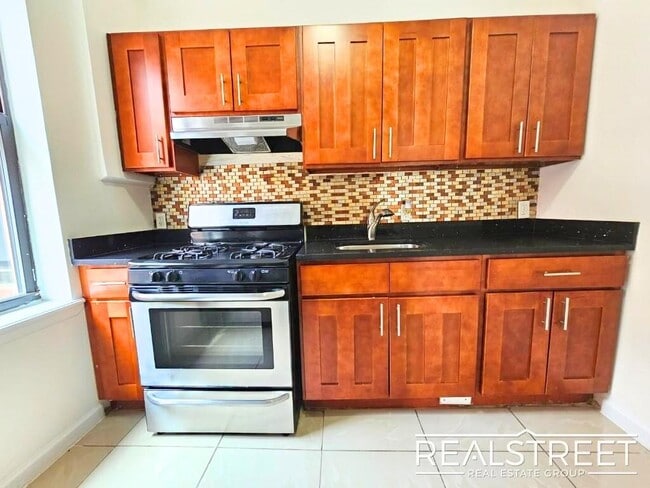 Building Photo - Lovely 2 BR in Bed Stuy near Trains