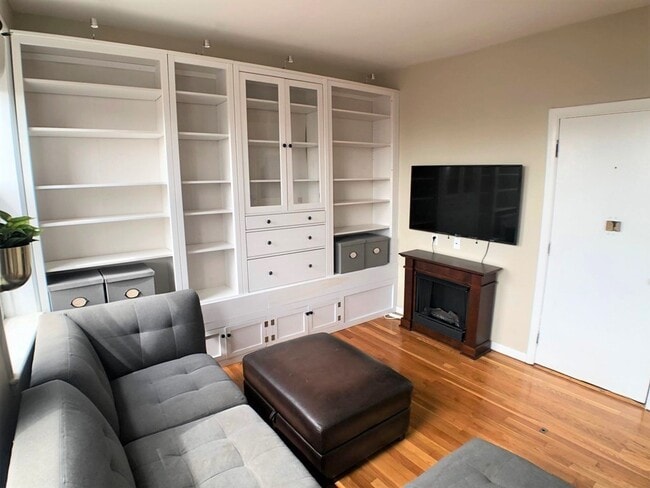 Building Photo - 57 W Cedar St