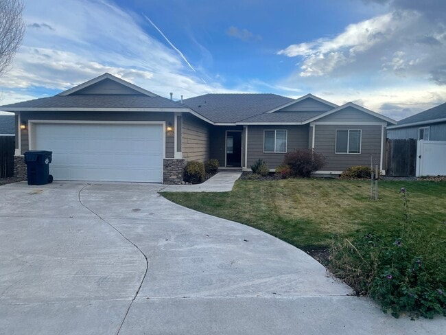 Building Photo - CHECK OUT THIS SPACIOUS, LOVELY REDMOND HOME! GREAT LAYOUT!
