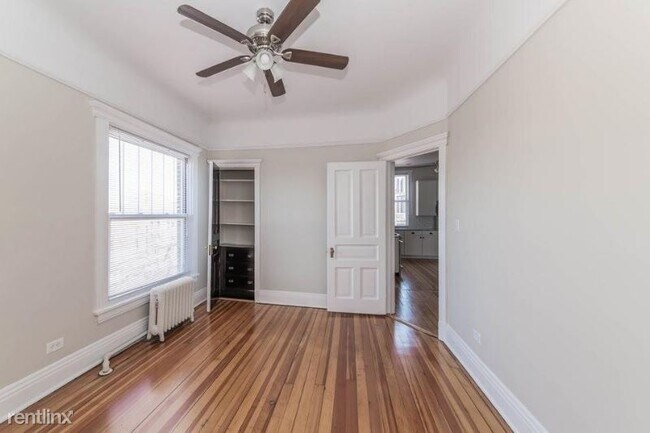 Building Photo - 326 W Dickens Ave