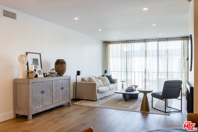 Foto del edificio - 1351 N Crescent Heights Blvd