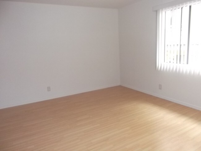 Interior Photo - 1136 Winchester Ave
