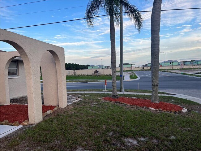 Building Photo - 5945 Mockingbird Dr