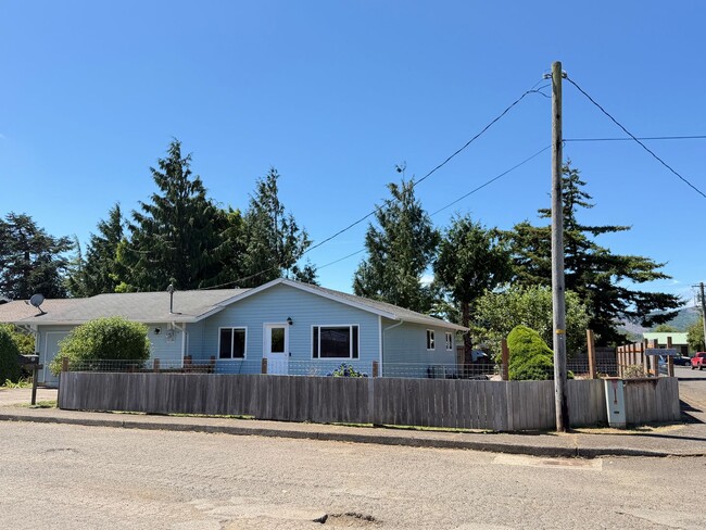 Building Photo - 602 Ash Ave