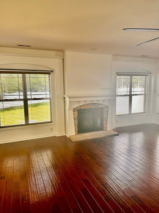 Building Photo - Welcome Home! 3BR, 2.5BA Cul-de-sac house ...