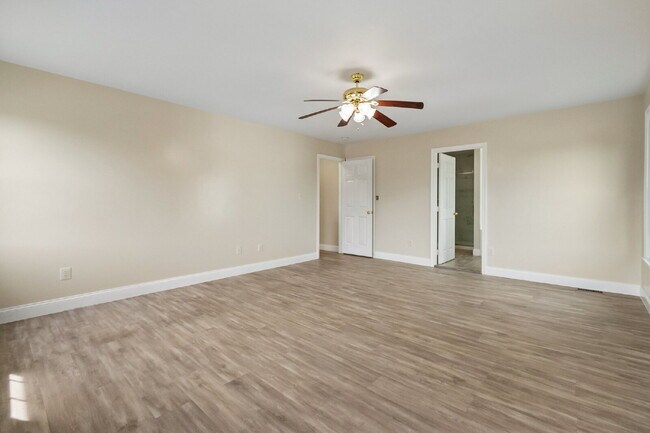 Foto del edificio - Beautifully updated and spacious 5-bedroom, 3.5-bath home for rent in the heart of Woodbridge