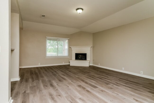Foto del edificio - 1001 Springcreek Dr