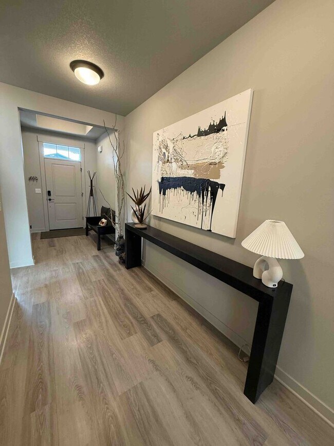 Foto del edificio - Immaculate 3-Bedroom Home with Open Layout in Crescent Creek