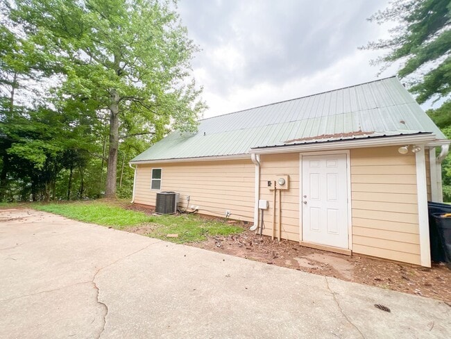 Building Photo - Incredibly spacious family home in Piedmon...