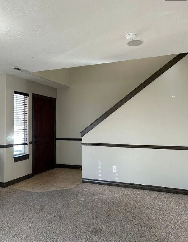 Building Photo - 3 bed 1.5 bath IMMACULATE END-UNIT Townhome in the Meadows