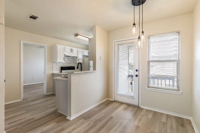 Foto del edificio - 5810 Redstone Dr