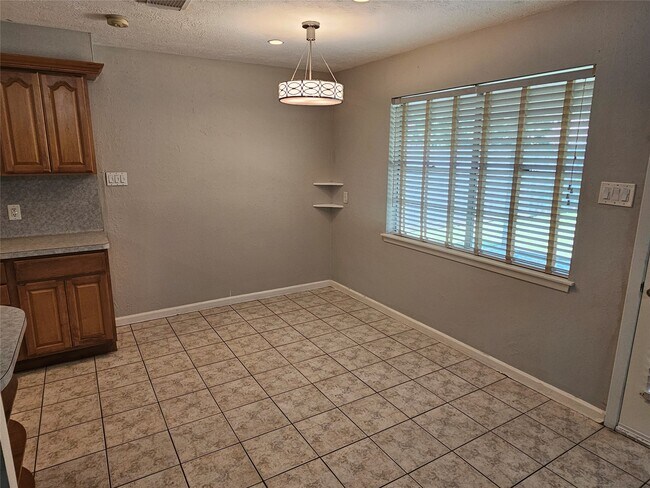 Foto del edificio - 2701 Henderson Ln