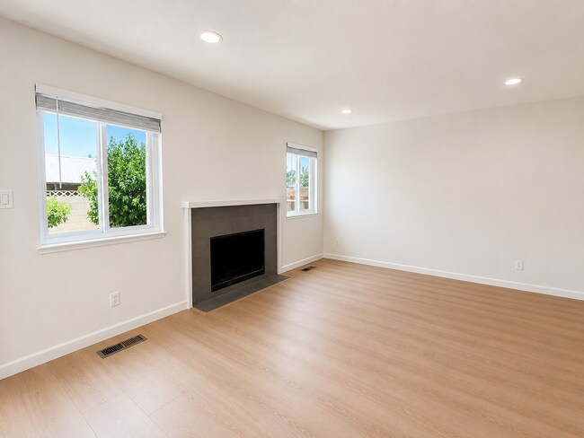 Foto del edificio - Townhome has been remodeled top to bottom, everything brand new!
