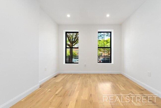 Foto del edificio - 3 Bed 2 Bath with W/D & Terrace!