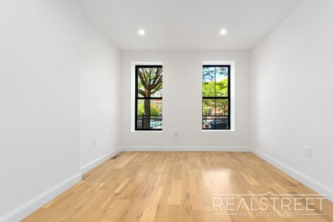 Building Photo - 3 Bed 2 Bath with W/D & Terrace!