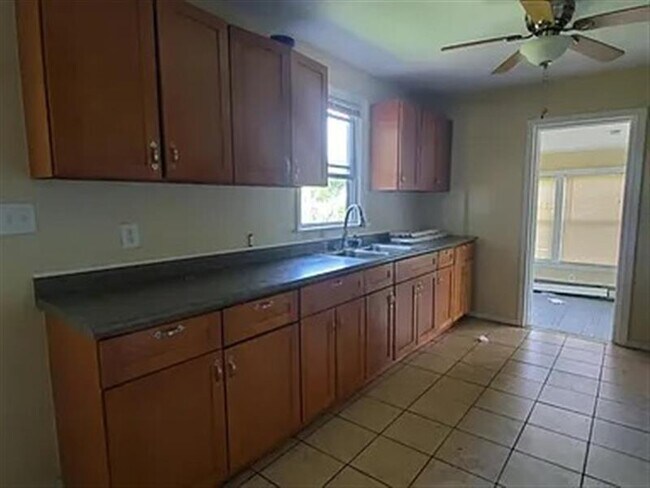Building Photo - Renovated 3BR