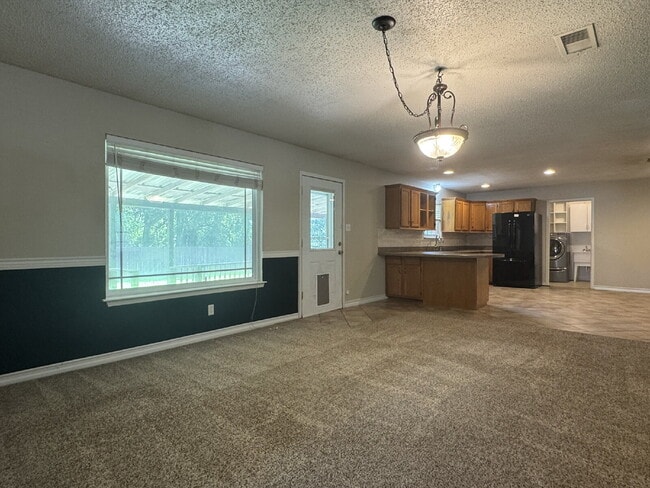 Building Photo - Amazing 3 bedroom 2 bath with great backya...