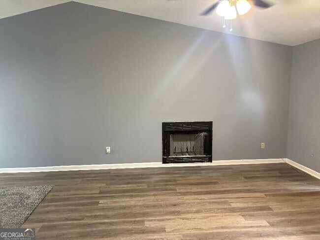 Foto del edificio - 6565 Emerald Pointe Cir
