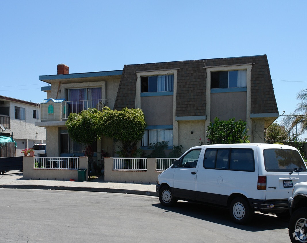 Building Photo - 17482 Dairyview Cir