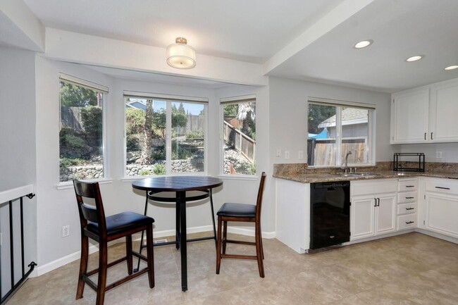 Building Photo - 4 BEDROOM HOME AVAILABLE IN ORANGEVALE!
