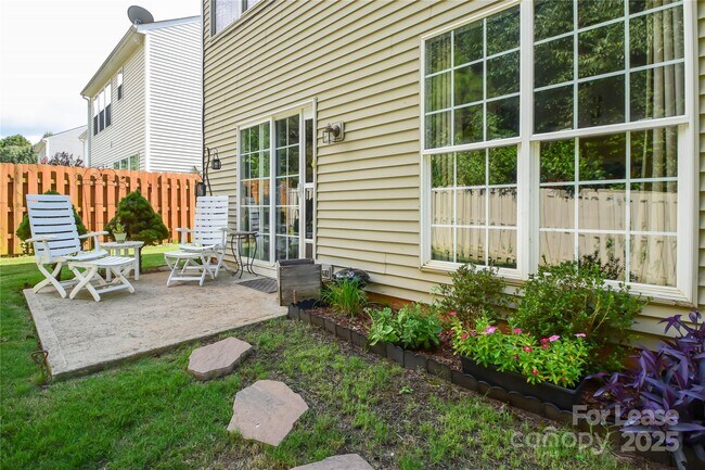 Foto del edificio - 2121 Kaybird Ln