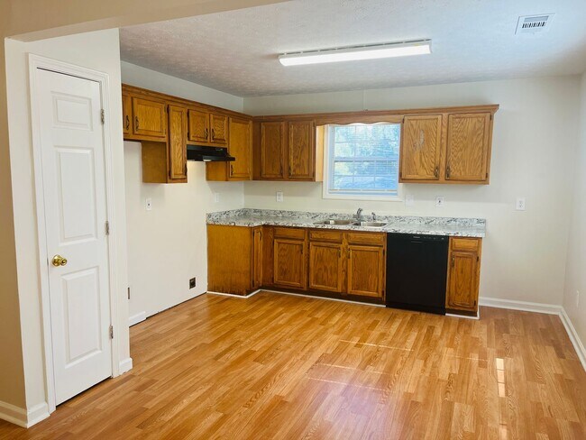 Building Photo - Welcome home! 3 bed, 2 bath, wooded & priv...