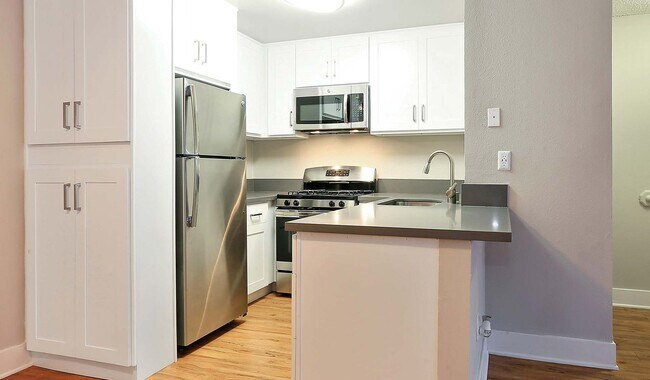 Disponemos de cocinas renovadas con acabados de alta gama. Consulte con nuestro equipo de arrendamiento para obtener más información. - Indian Oaks