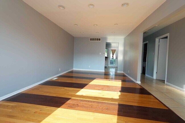 Building Photo - 427 MALLVIEW Ln