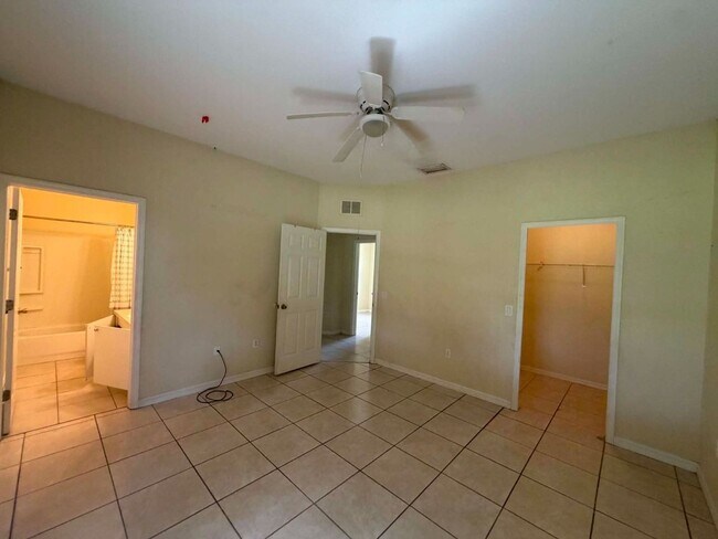 Foto del edificio - COMING SOON!!! Charming 3/2/2 car garage home in North Port
