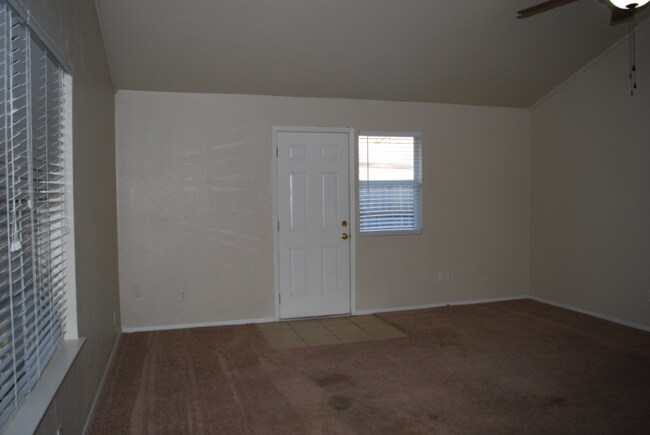 Building Photo - 1112 N Sam Rayburn Fwy