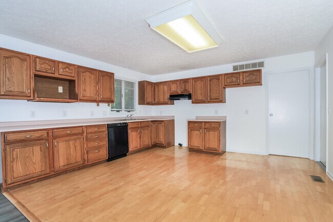 Foto del edificio - Spacious 3 Bedroom Brick Ranch in Monroe, OH