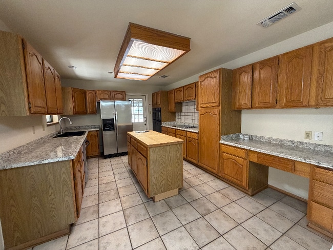 Building Photo - 1236 E Live Oak Rd
