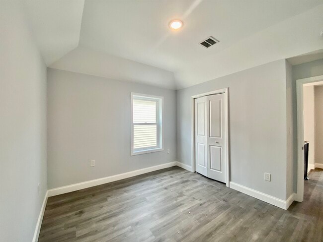 Building Photo - 80 W 31st St