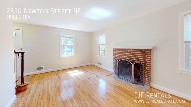 Building Photo - Three Bedroom Detached Home W/Off Street P...