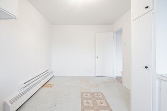 Building Photo - 6880-625e 25e Ave