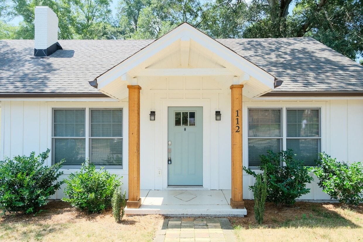 Primary Photo - 3 Bedroom, 3 Bath House in Prime Augusta C...