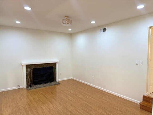 Foto del edificio - $3990 / 4 BR at a Prime Fremont Location!