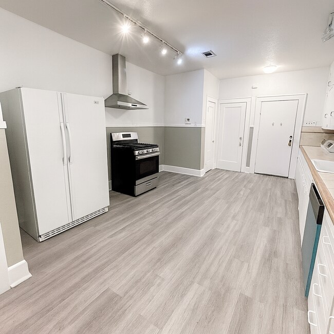 Building Photo - Best located house in West Campus, 6 large bedrooms open floorplan.