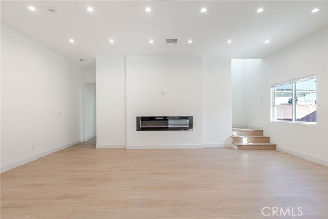 Foto del edificio - 6850 1/2 Ranchito Avenue, Los Angeles, CA 91405 - 3 BR 3 BA house