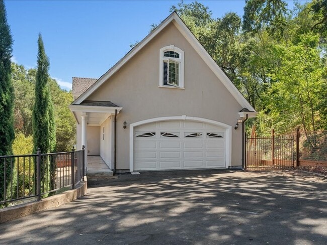 Building Photo - 910 Villa Chanticleer Rd